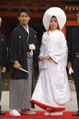 日本結婚穿什麼 你认为婚礼上穿什么颜色的衣服最好看?